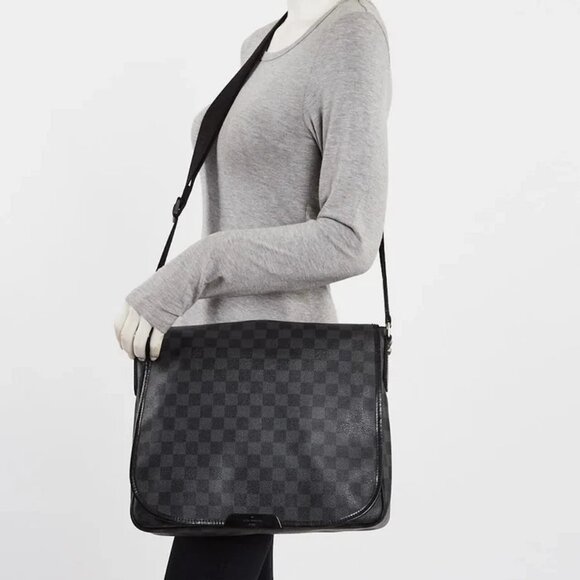 Louis Vuitton Damier Graphite Canvas Daniel MM Messenger Bag - Picture 2 of 11